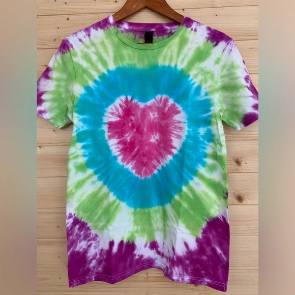 NEW Unisex GILDAN Soft Style Heart Pattern Tie Dye T-Shirt Various Sizes - Picture 1 of 7